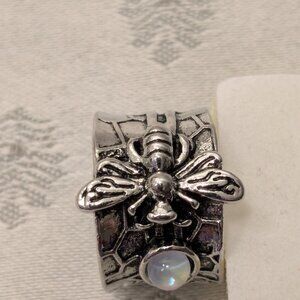 New!  Beautiful Bee Ring  Size 8